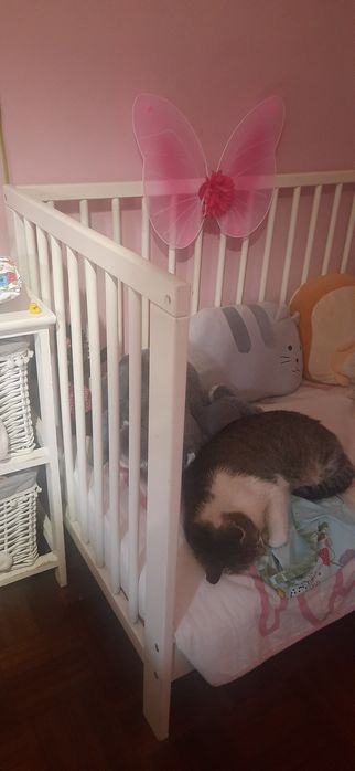 Cama de grades branca com colchão