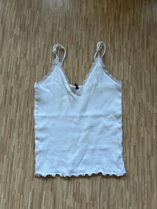 Biały krótki top na ramiączkach Sinsay XS z koronką