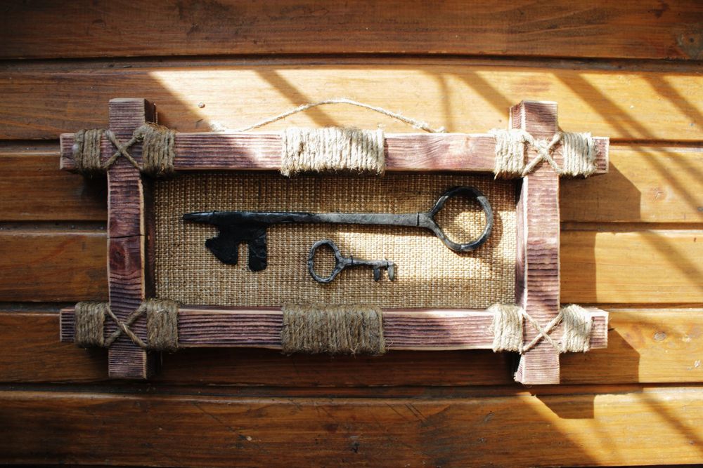 Антикварная картина со старинными ключами 1700-х годов