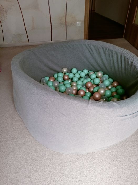 Szary basen z kulkami
