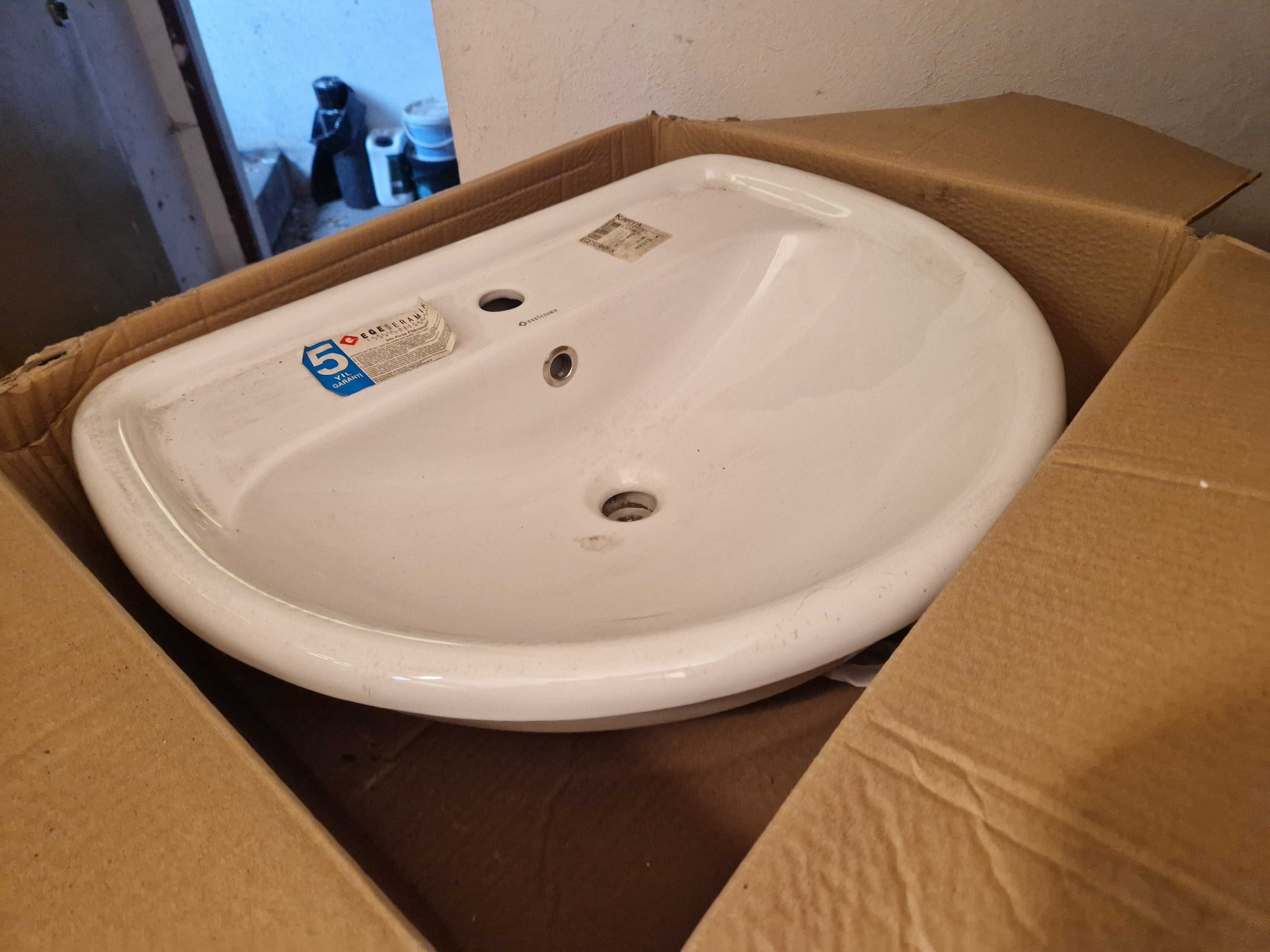 Umywalka ceramiczna wpuszcana  w blat
