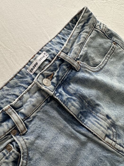 Світлі джинси с рваними елементами