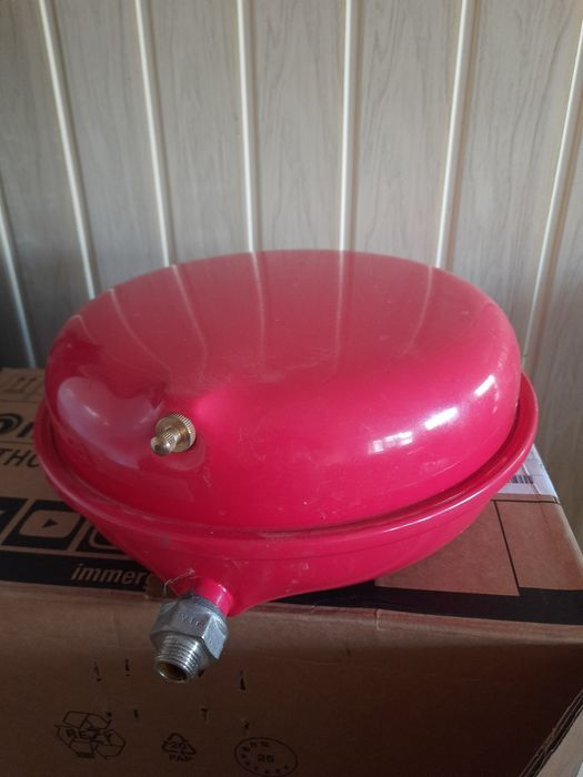 Продам розширительний бачок для котла.