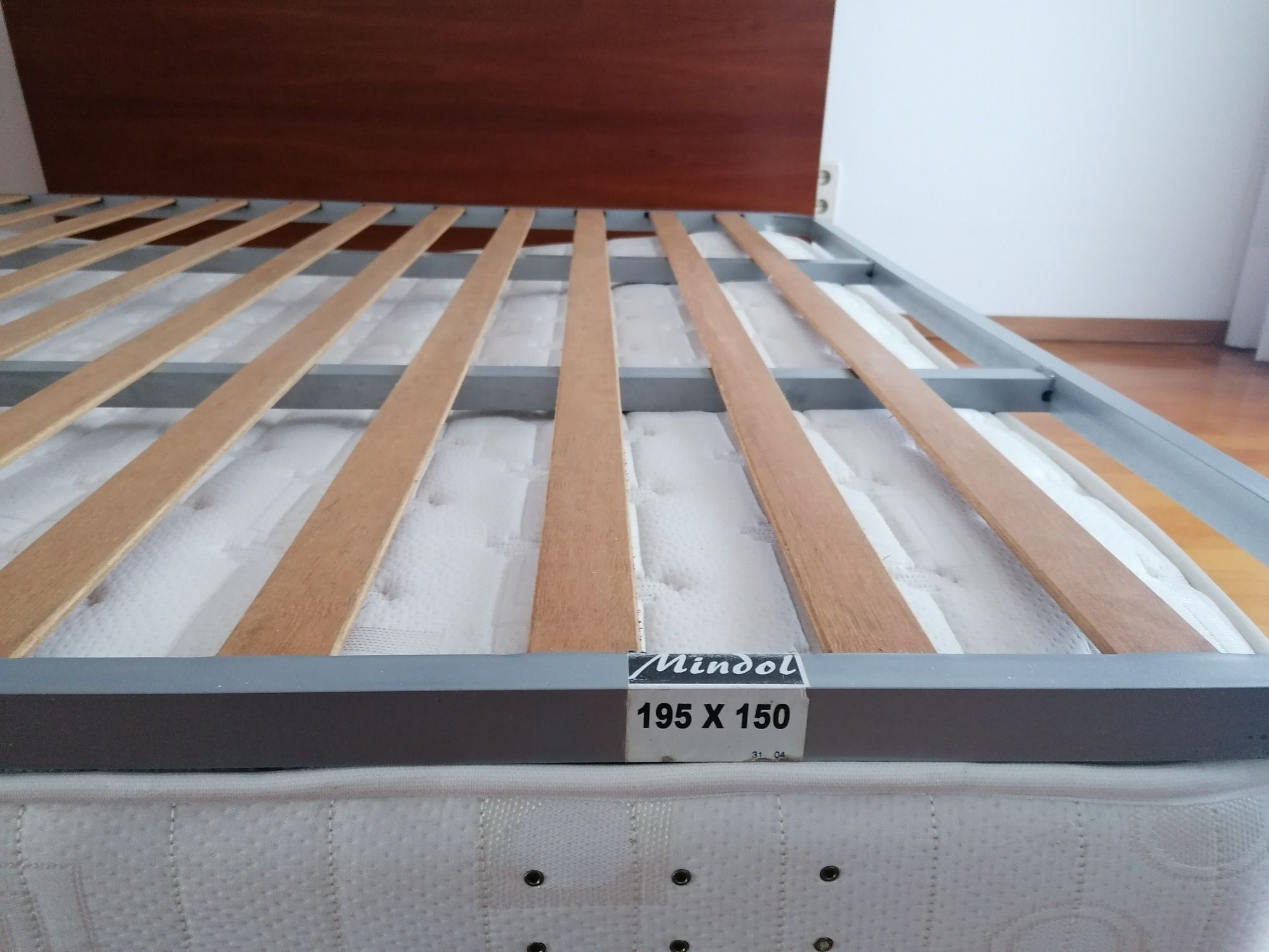 Vendo cama de casal com estrado e colchão