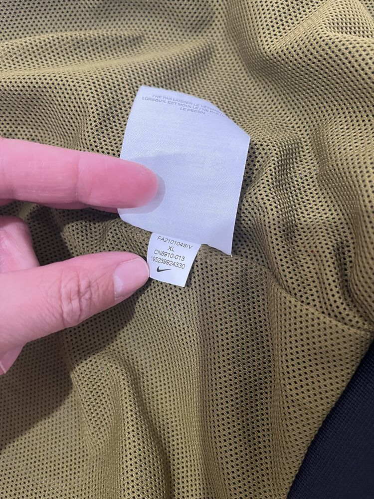 Nike r. XL meska kurtka przeciwdeszczowa czarna khaki