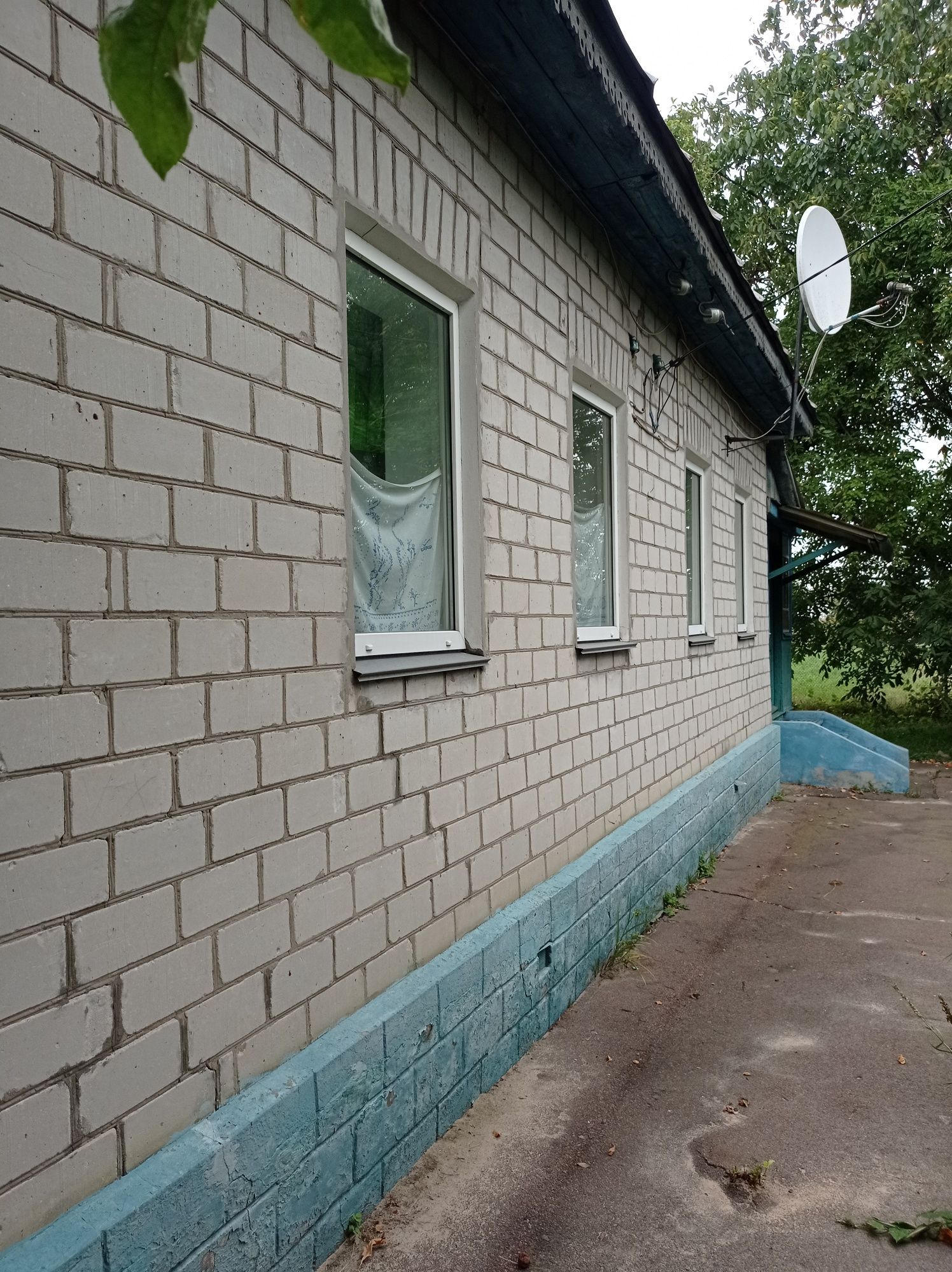 Кирпичный дом в 100км от КИЕВА.  Трасса Чернигов -Киев. Село Прогрес.