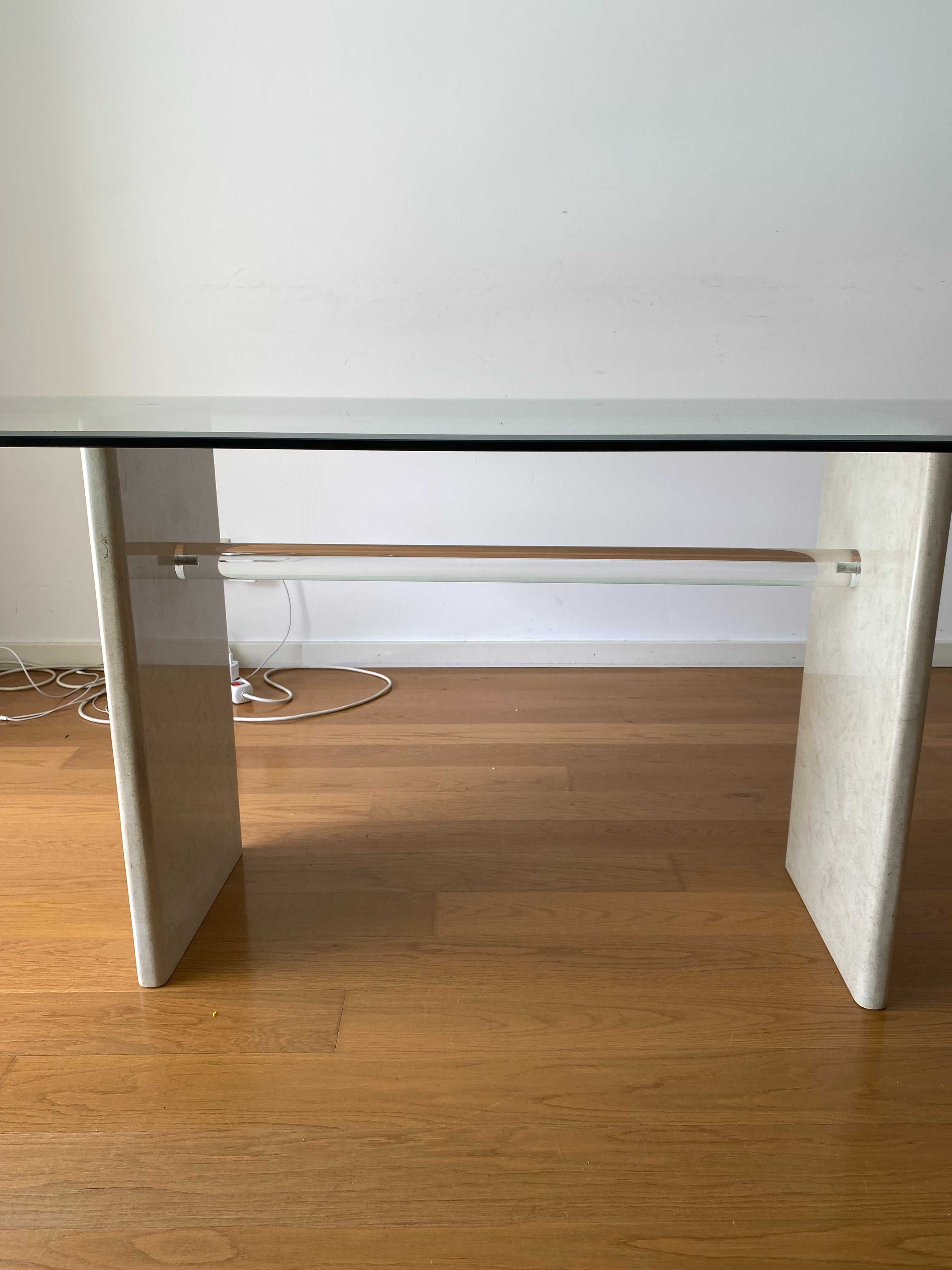 Conjunto de mesa com tampo de vidro e 8 cadeiras