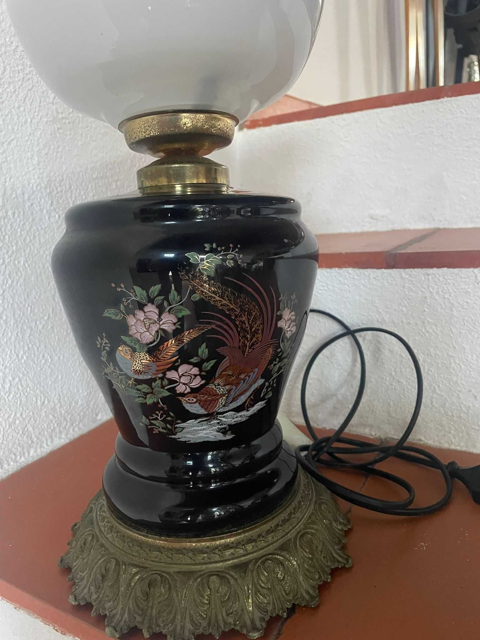 Candeeiro com motivos orientais