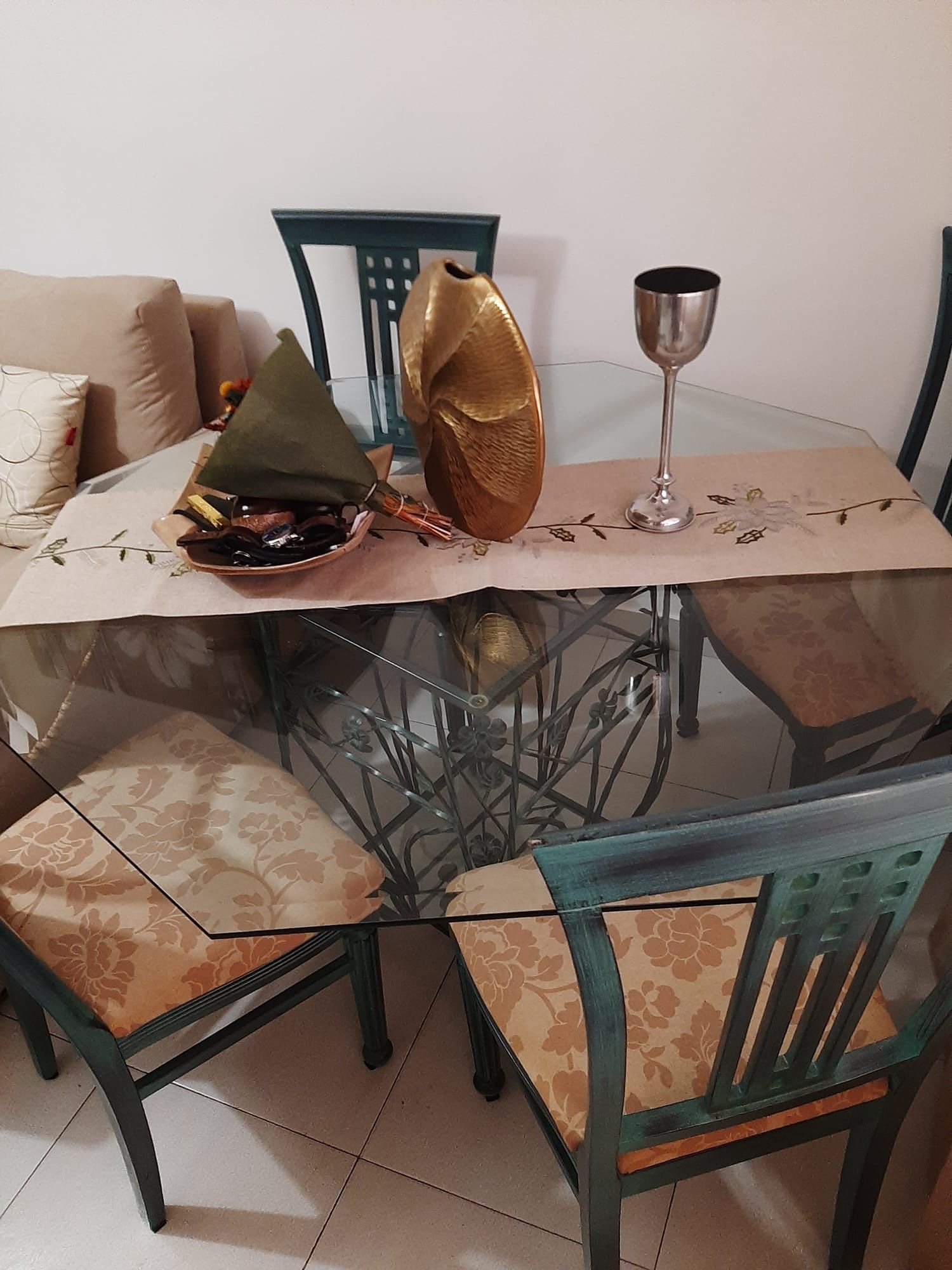 Mesa de sala + 4 cadeiras