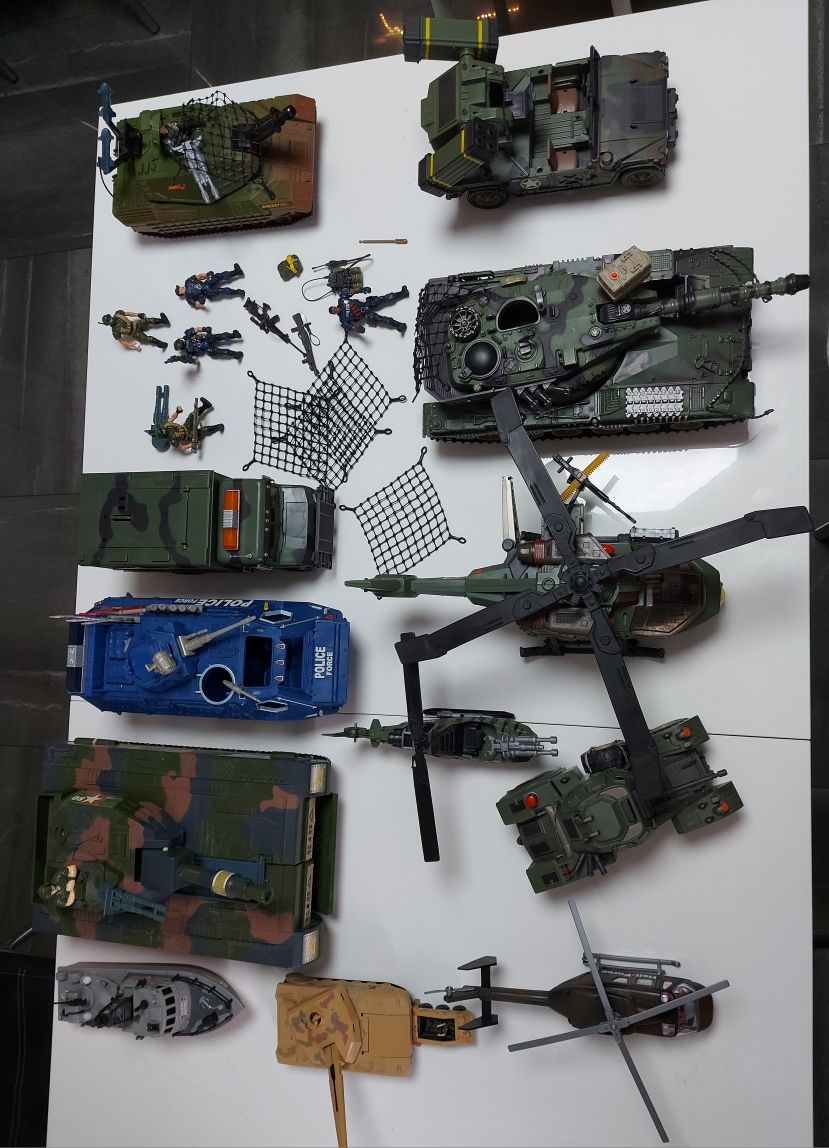 Duzy zestaw zabawek militarnych. Pojazdy wojskowe.
