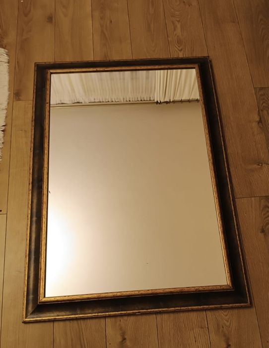 Lustro w drewnianej ramie
