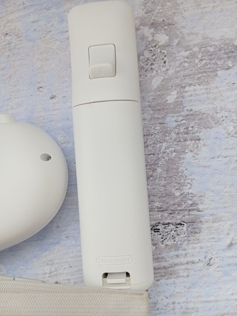 Джойстики Nintendo  Wii Remote (також відомий як Wiimote) оригінал