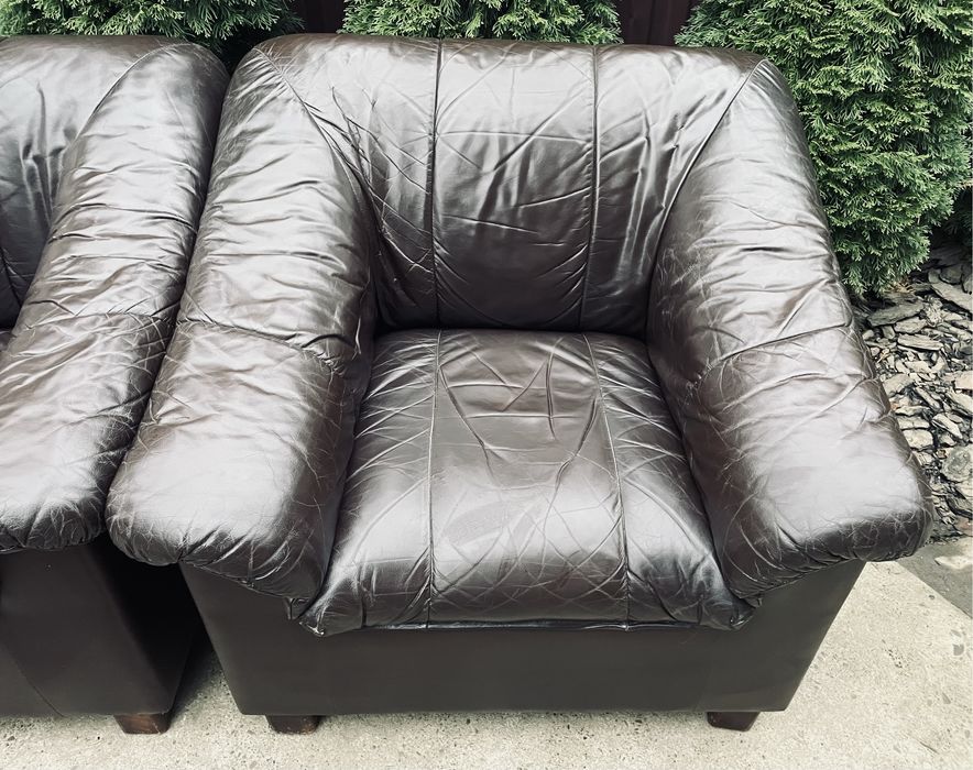 Пара шкіряних крісел