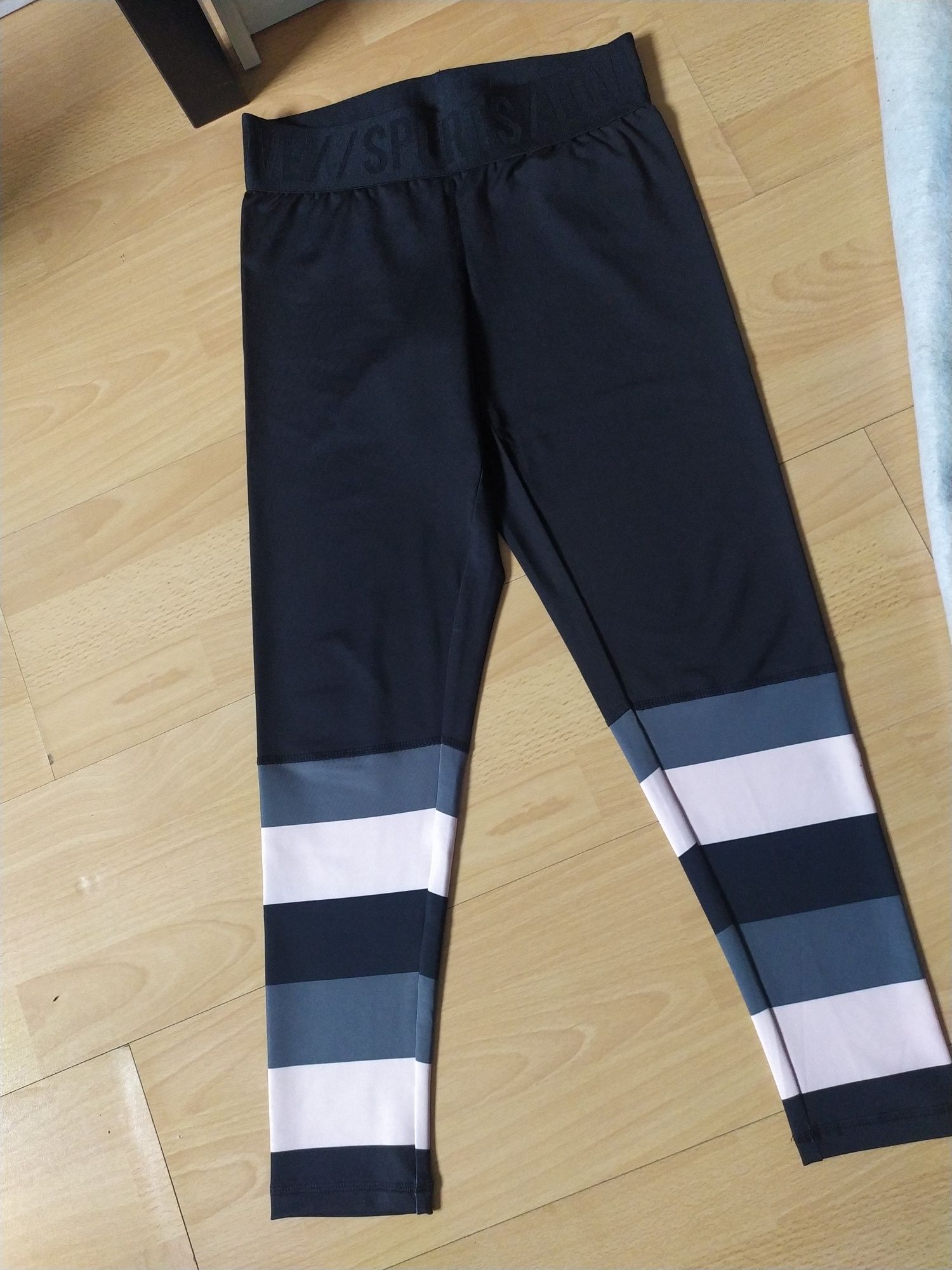 Sportowe legginsy w pasy