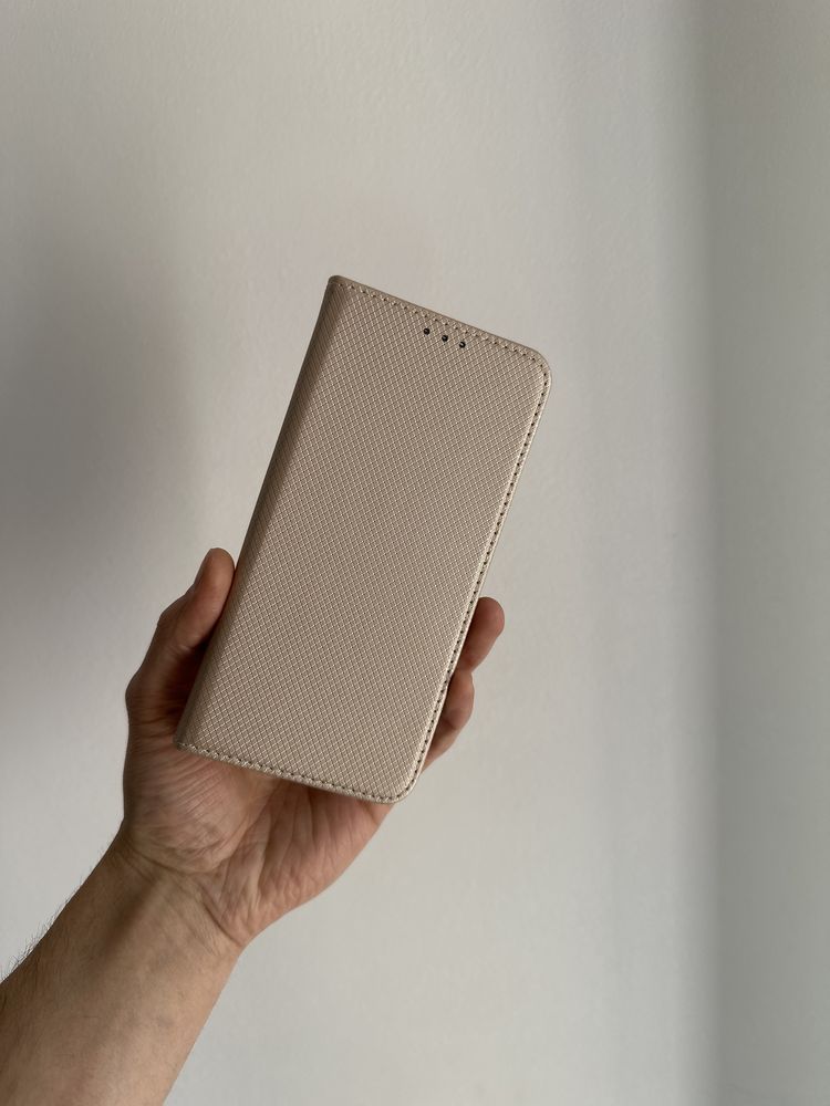 Etui zamykane złote do Samsung M15