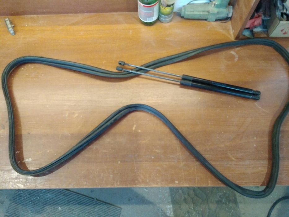 Уплотнитель багажника и газовые пружины Ford Focus 3