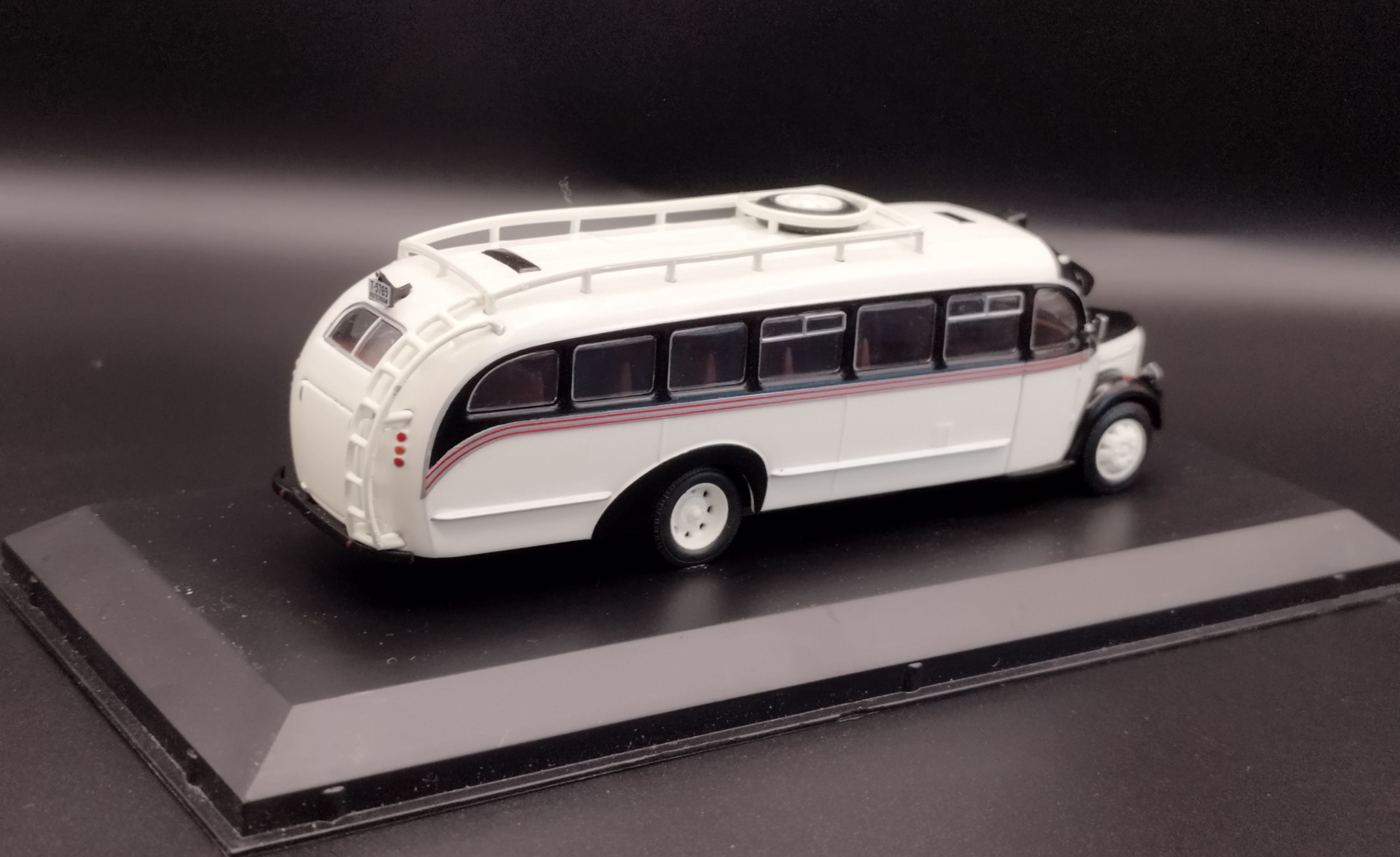 1:72 Atlas BUS REO Speedwagon  model nowy