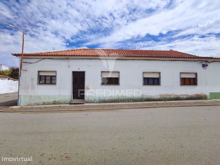 Moradia T4 com amplo espaço de quintal