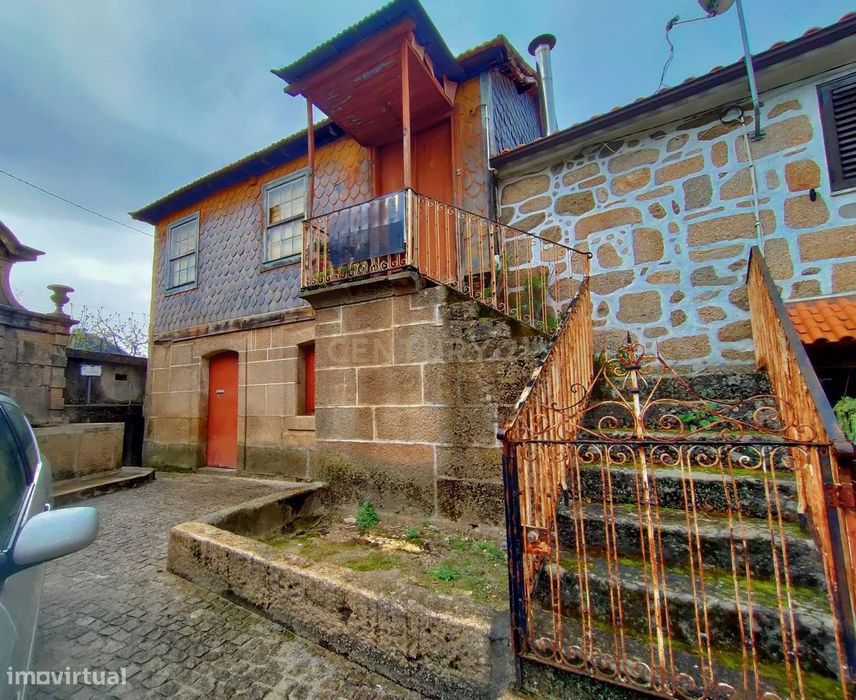 Moradia T3 com terreno em Barrô, Resende.