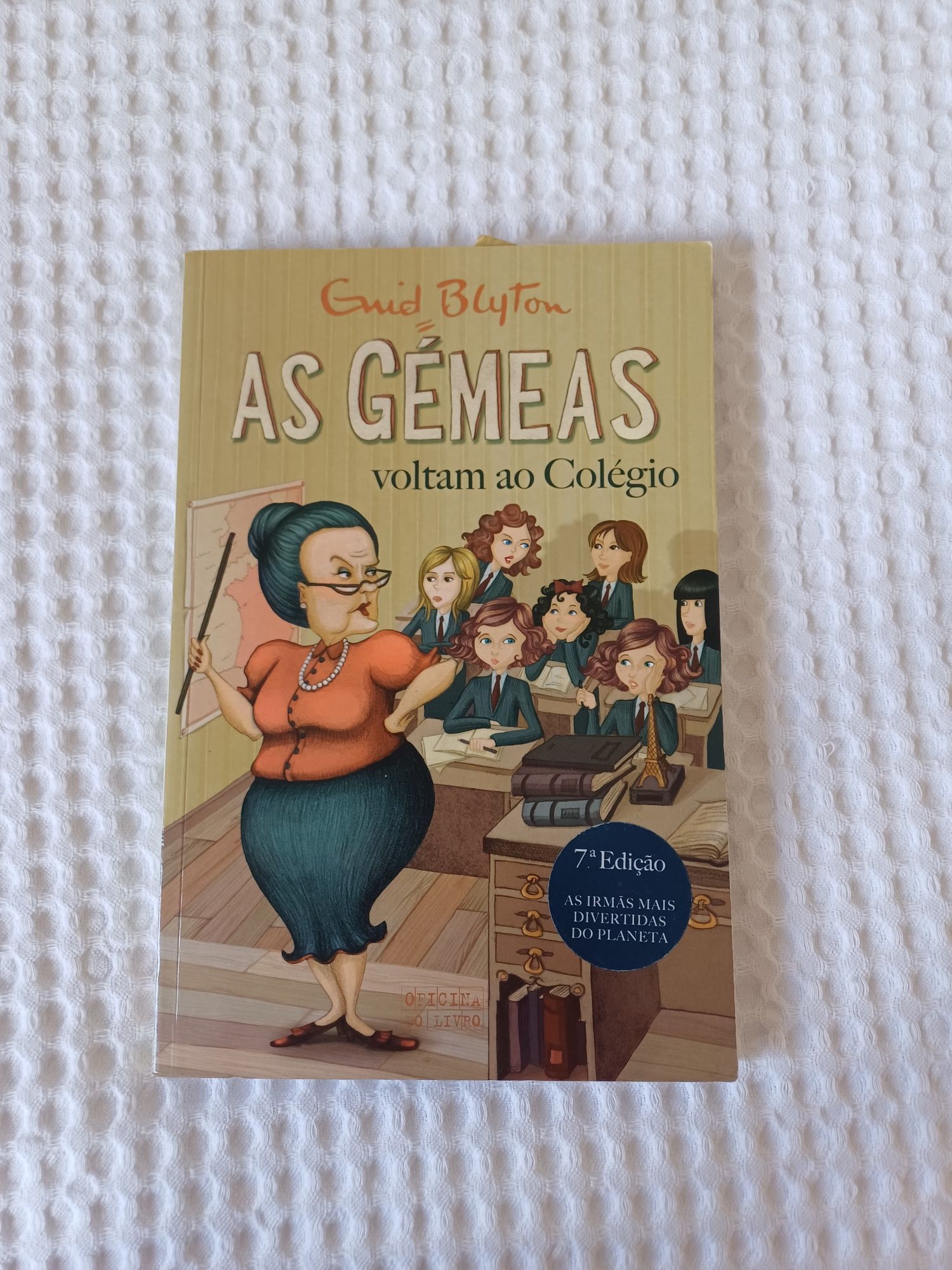 Livro As Gémeas, voltam ao colégio