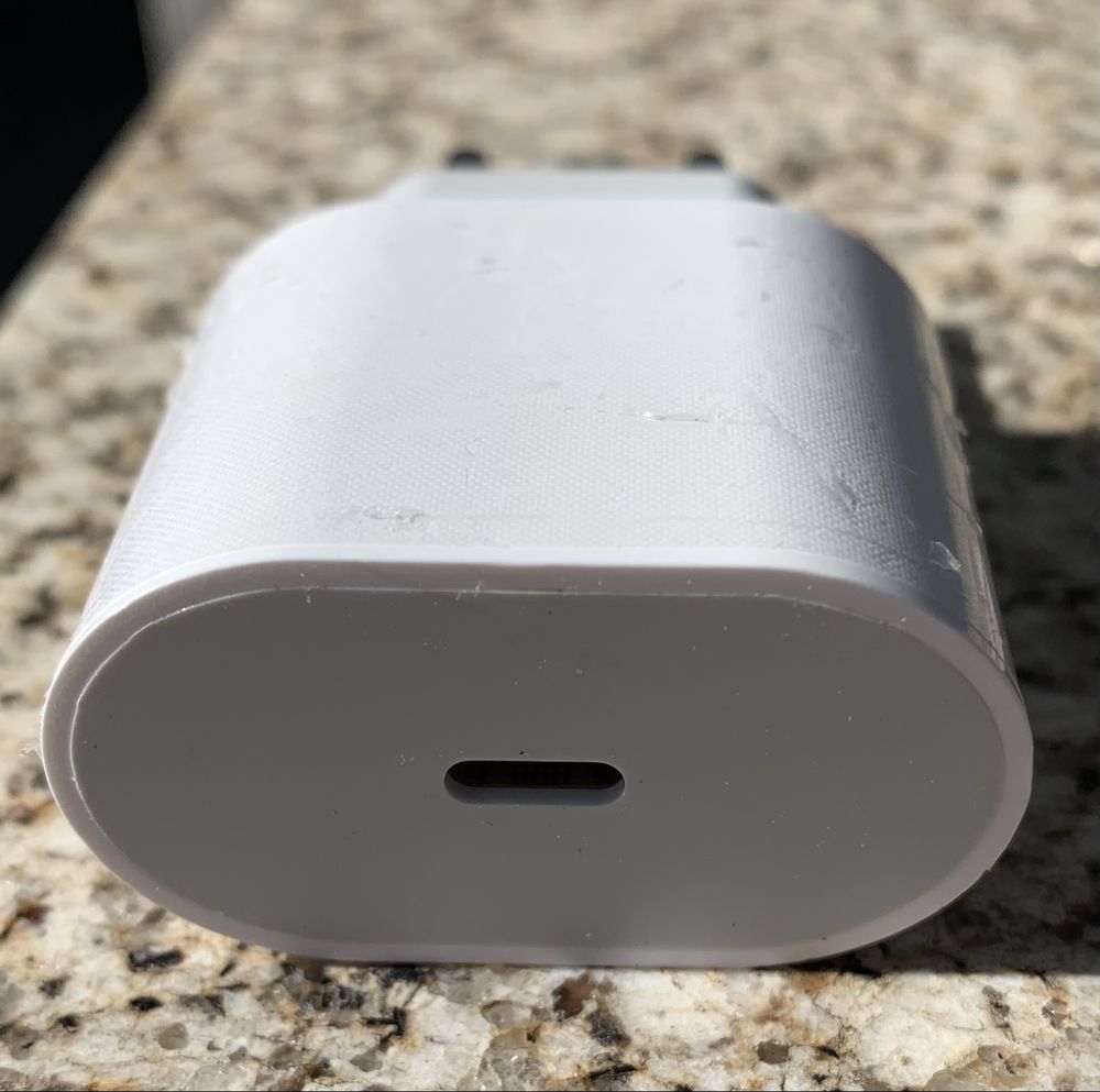 Carregador fast charging USB-C 20W para telemóvel / tablet