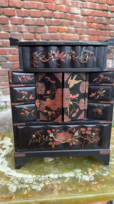 Антикварна деревʼяна мініатюрна
китайська шафа