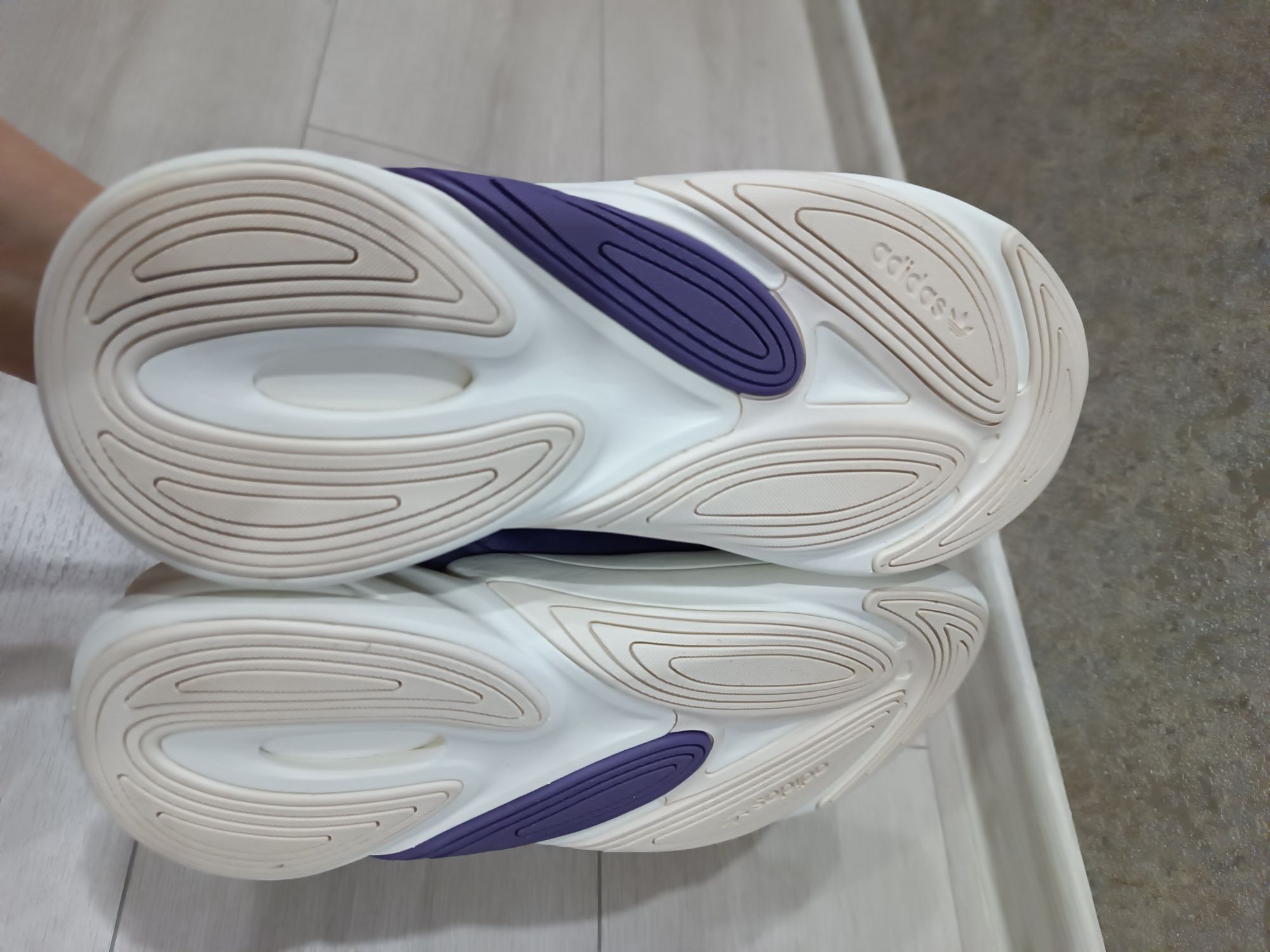 Женские кроссовки Adidas Ozelia размер US10