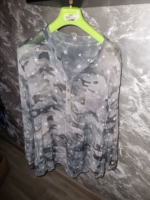 Cieniutka koszula z długim rękawem.  Rozmiar XXL.