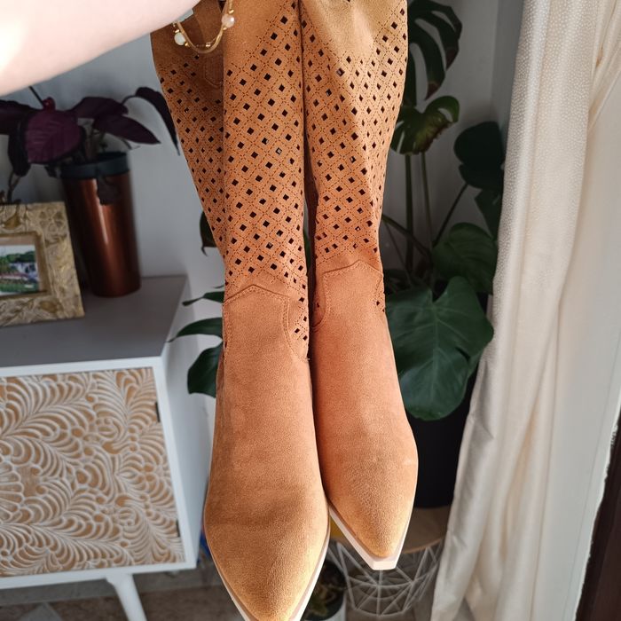 Bota texana n 40 camurça camel nunca usada 
Altura do salto 8,50cm
Ent