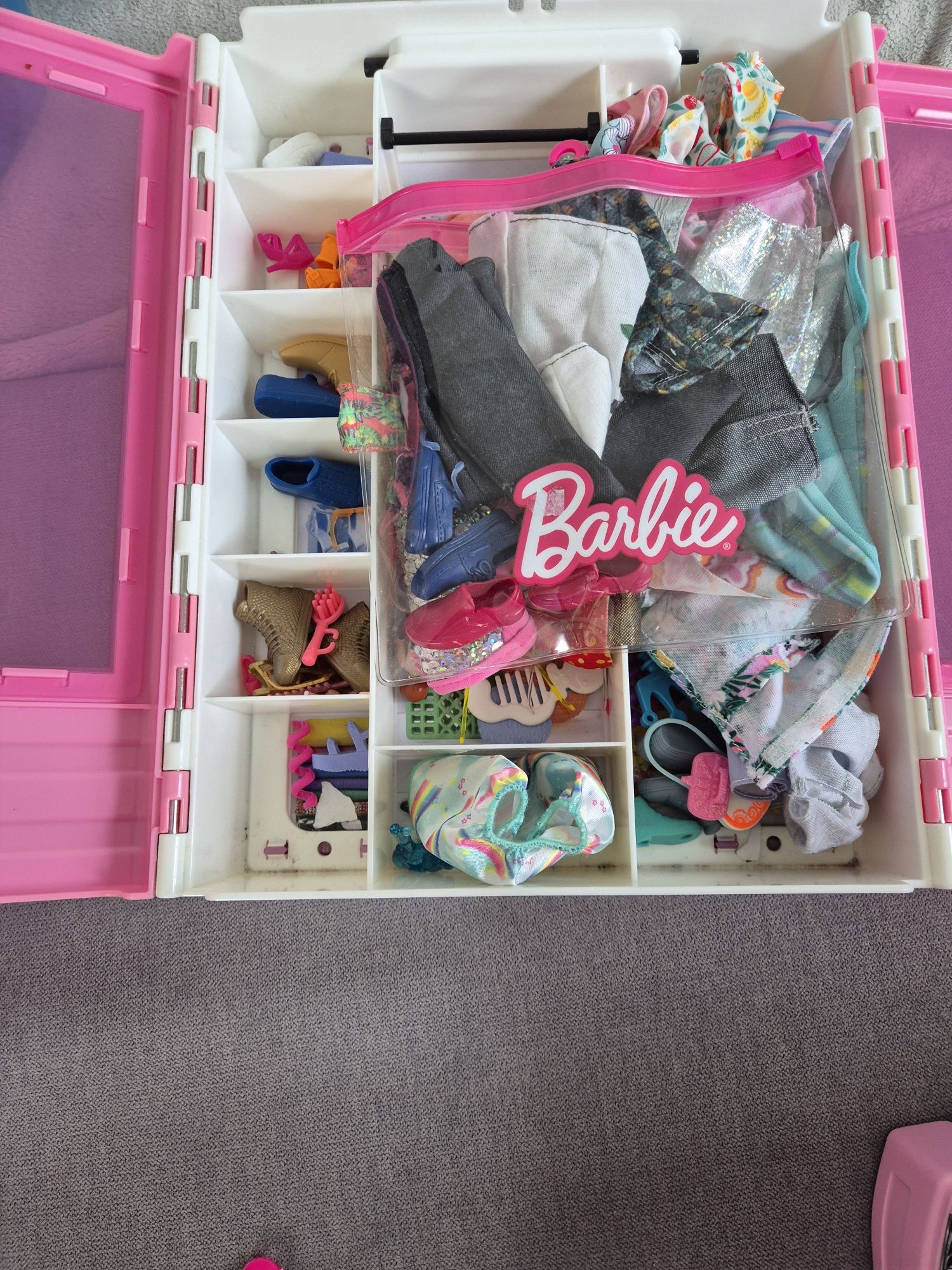 Barbie i Ken w samochodzie