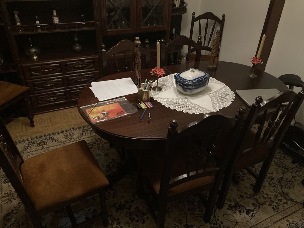 Mesa de jantar extensível em madeira maciça com 8 cadeiras