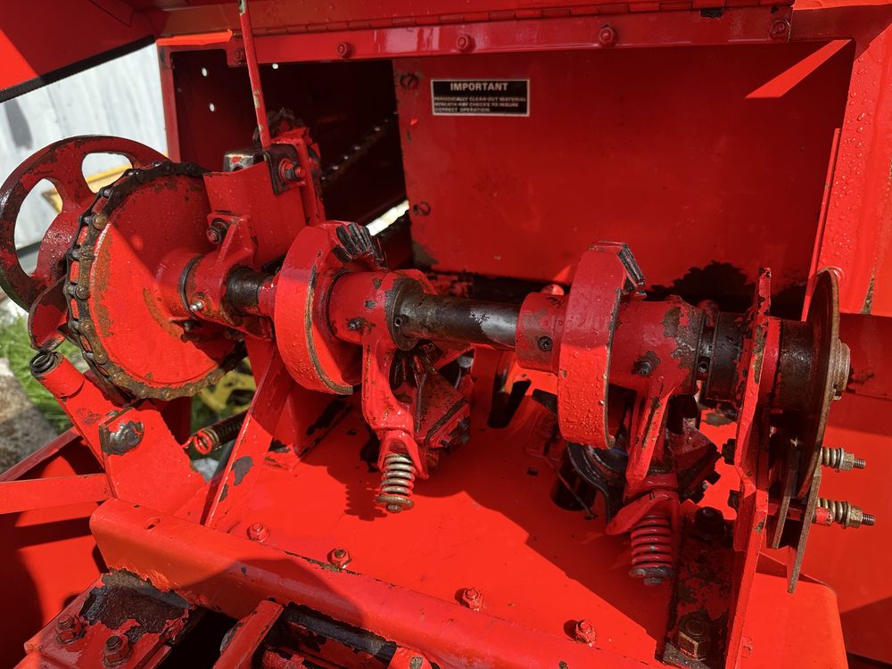 Прес-підбирач марки Massey Ferguson 120