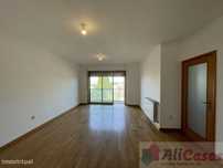 Excelente T2 C/Varanda- Cozinha Eq. - L/garagem P/1 carro  mais  mota