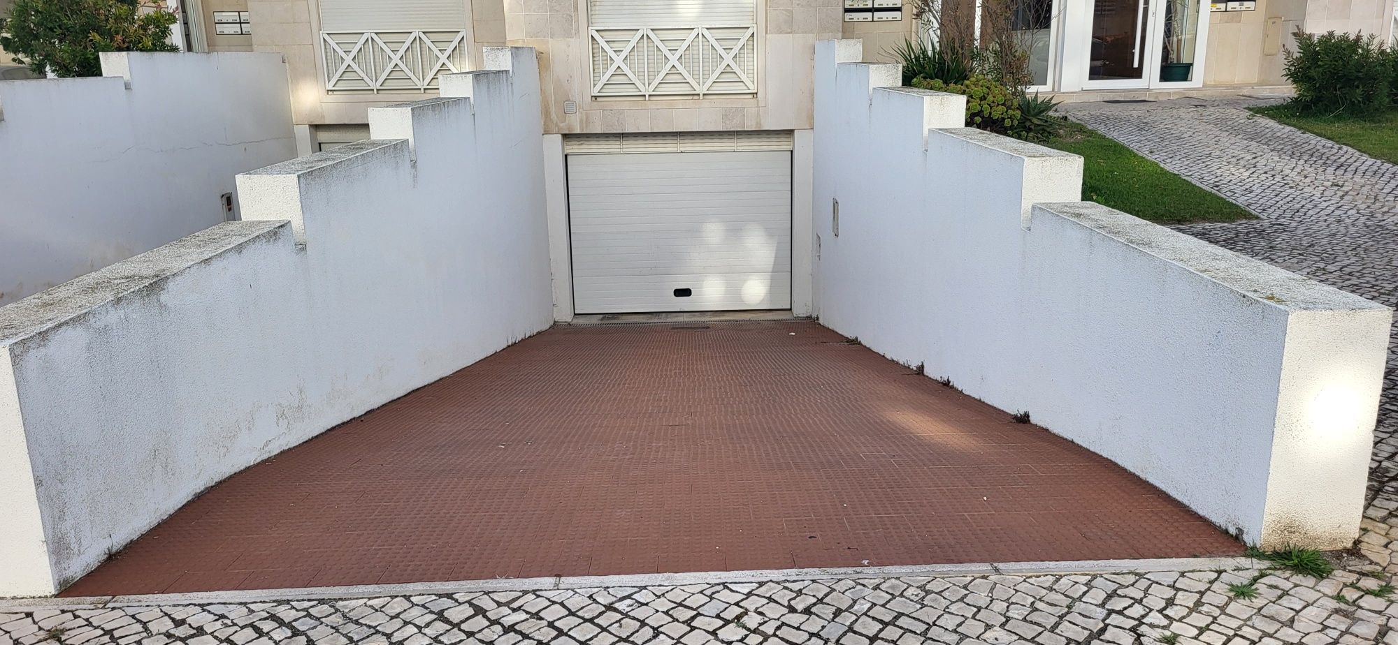 Aluga-se  GARAGEM
