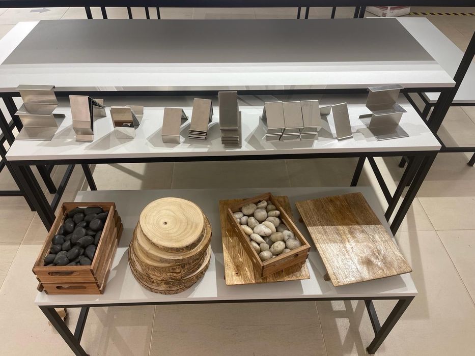 Prateleiras, Mesas, Balcões, Candeeiro, Acessórios de Loja