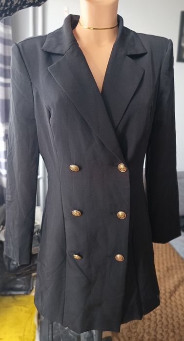 Czarna marynarka dwurzędowa z ozdobnymi złotymi guzikami