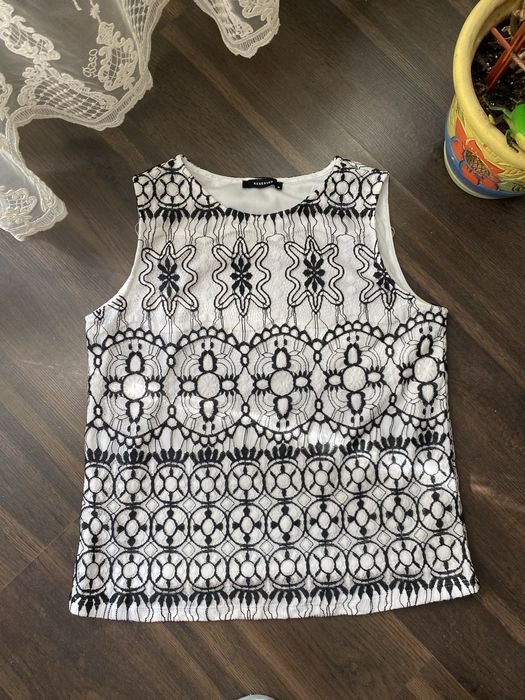 Продам красиву майку  з мережива, без рукавів. Нова.