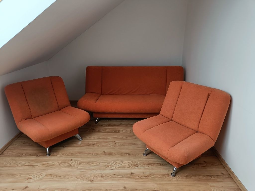 Kanapa i dwa fotele w kolorze pomarańczowym