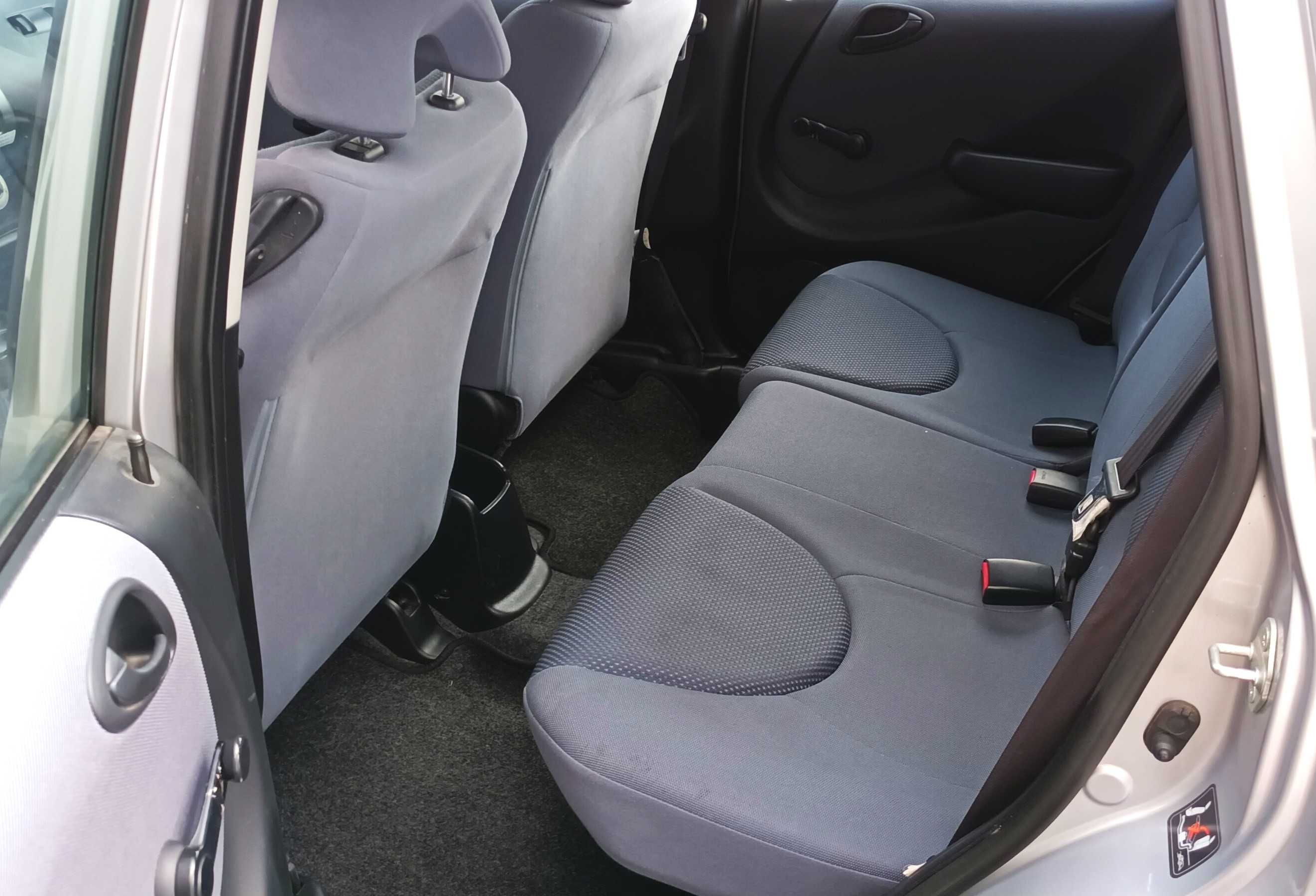 Honda Jazz 1.2 gasolina, de 2005, só 140.260 Km (reais) em bom estado.