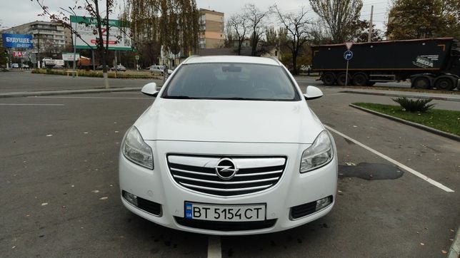 Продам автомобиль Opel Insignia, 2011 года, в отличном состоянии
