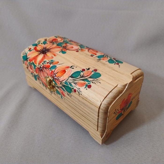 Декоративна скринька з розписом і оксамитовим дном