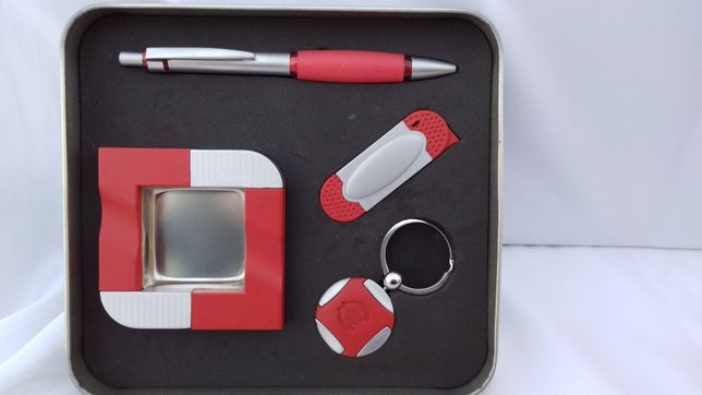 Подарочный набор :пепельница, зажигалка, ручка, брелок .
