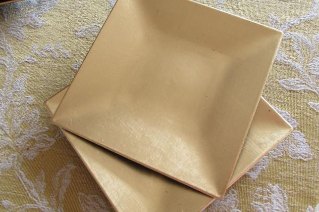 Pratos dourados decorativos