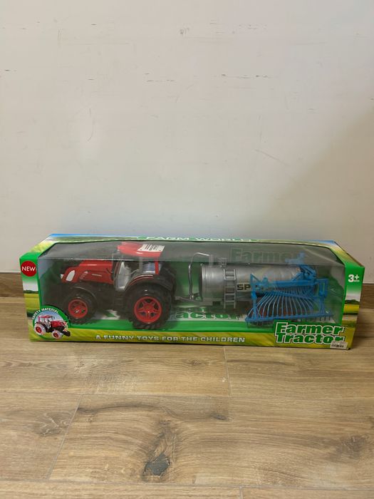 Duży Traktor Rolniczy Z Przyczepą I Balami Siana Napęd Czerwony