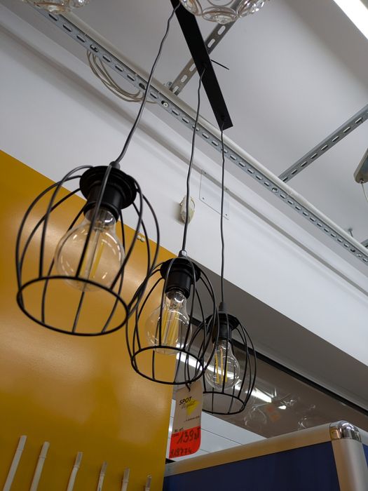 Lampa wisząca trzy punktowa.