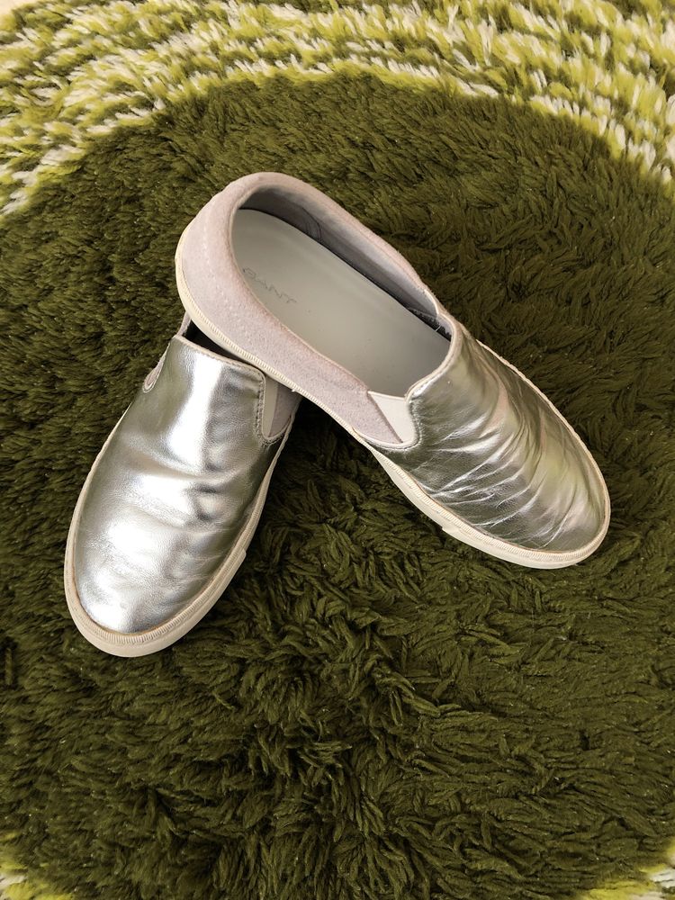 Ténis casuais slip on dourados