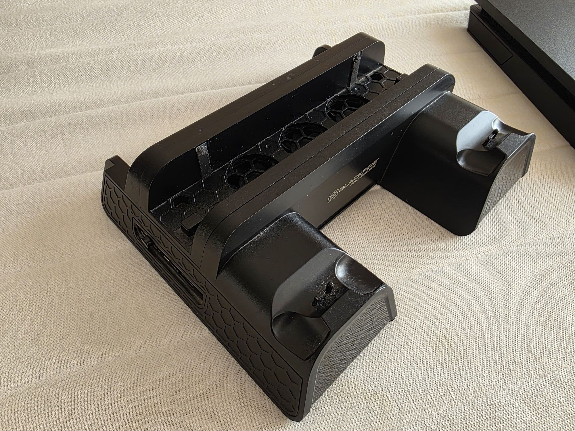 PS4 + 2 comandos + base de arrefecimento e carregamento + headsett