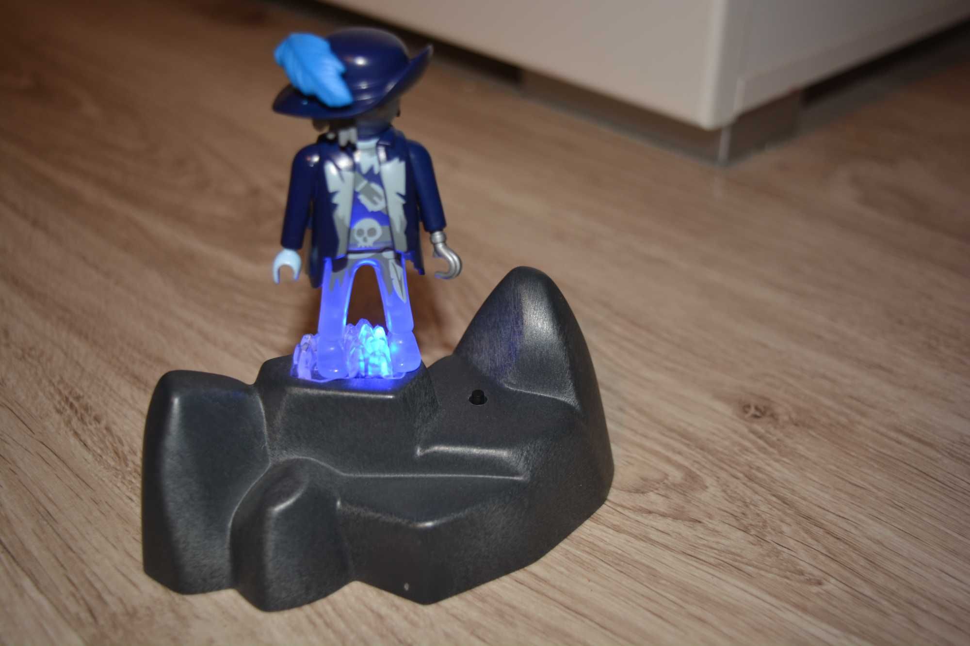 Playmobil świecący pirat na skale