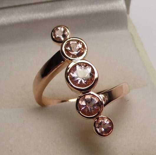 Pierścionek jasno fioletowe kamienie srebro złocone różowe złoto R.13.