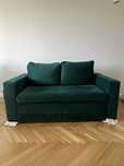 Zielona sofa z funkcją spania